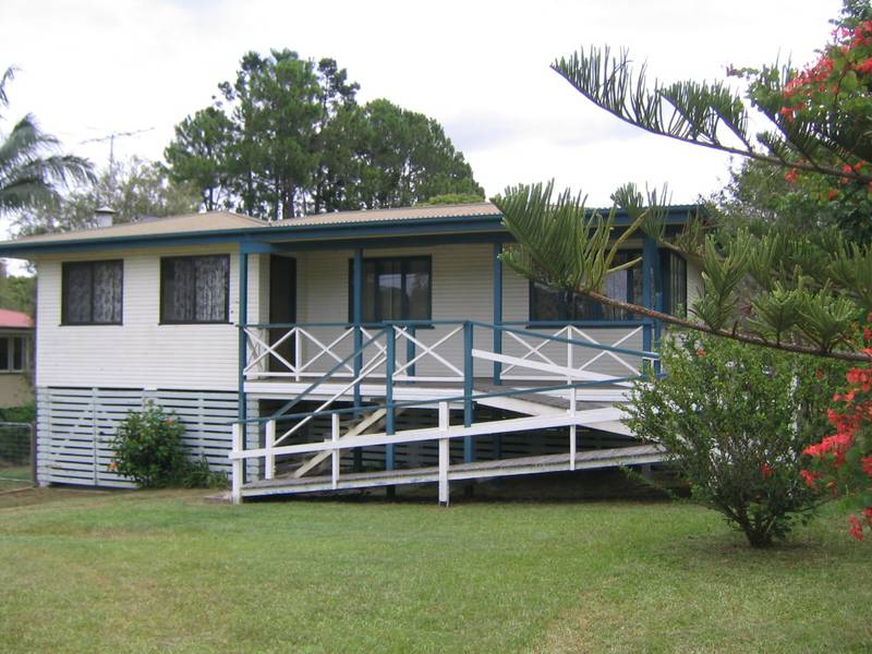 Cute three bedroom cottage walking distance to town Picture 3