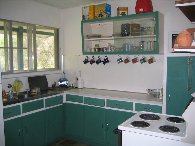 Cute three bedroom cottage walking distance to town Picture 1