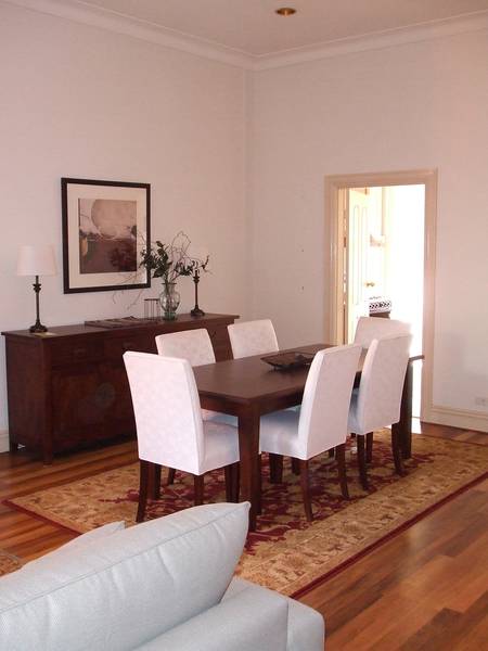 FURNISHED 3 BEDROOM APARTMENT IN THE HEART OF MELBOURNE Picture 1
