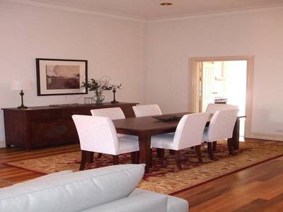 FURNISHED 3 BEDROOM APARTMENT IN THE HEART OF MELBOURNE Picture
