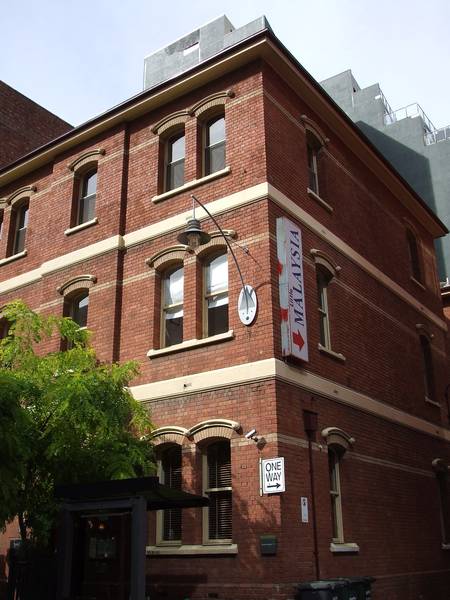 FURNISHED 3 BEDROOM APARTMENT IN THE HEART OF MELBOURNE Picture 3