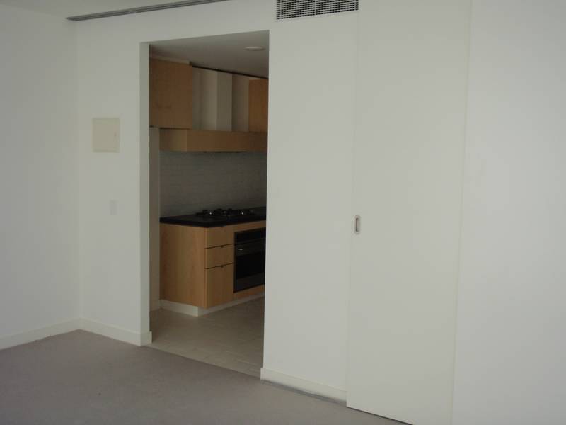 STUDIO APARTMENT AVAILABLE 18/04/2009 Picture 2
