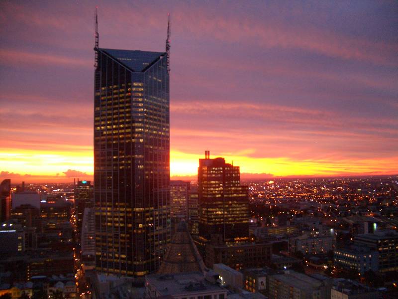 3 BEDROOM QV CORNER APARTMENT - VERY IMPRESSIVE Picture 2