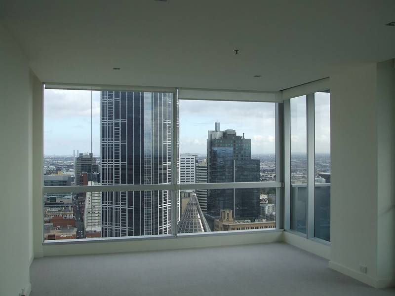 3 BEDROOM QV CORNER APARTMENT - VERY IMPRESSIVE Picture 1