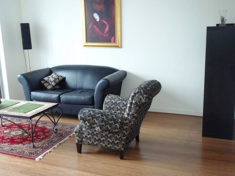 SPOTLESS, MODERN, FULLY FURNISHED 2 BEDROOM APARTMENT Picture 1