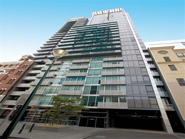 LARGE 2 BEDROOM APARTMENT WITH BALCONY & CAR SPACE Picture 1