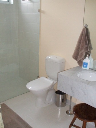 SPOTLESS & MODERN FULLY FURNISHED CORNER APARTMENT Picture 2