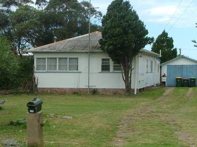 BLOCK OF LAND WITH A HOUSE THROWN IN Picture