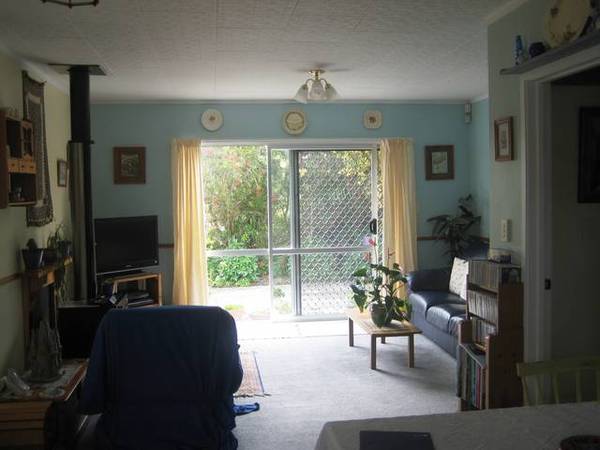 PRETTY CLOSE TO TOWN Picture 3