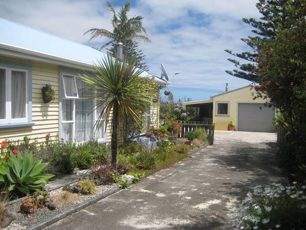 PRETTY CLOSE TO TOWN Picture 1