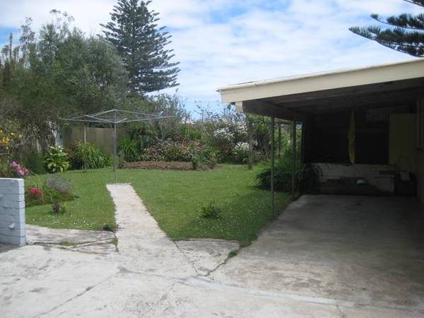 PRETTY CLOSE TO TOWN Picture 2