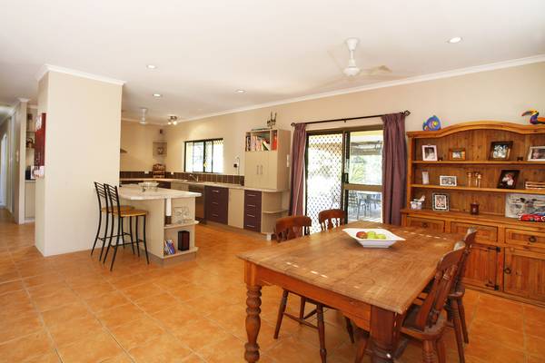 GREAT HOME ON GOOD SIZE BLOCK... PRICED TO SELL Picture 3