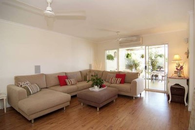 LARGE OR EXTENDED FAMILIES - THIS ONE IS FOR YOU!! OWNERS COMMITTED ELSEWHERE AND INVITE ALL REASONABLE OFFERS. Picture