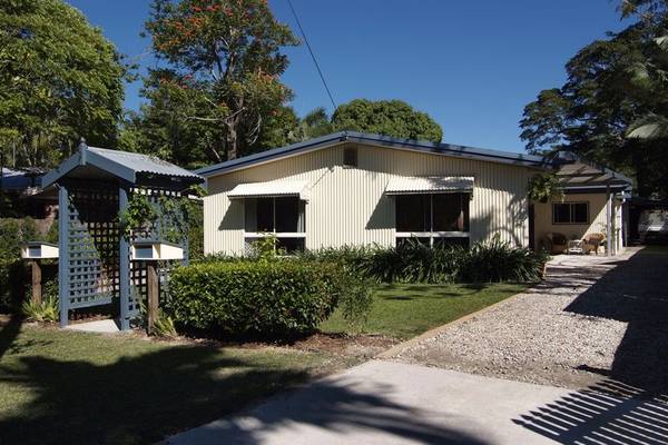 LARGE OR EXTENDED FAMILIES - THIS ONE IS FOR YOU!! OWNERS COMMITTED ELSEWHERE AND INVITE ALL REASONABLE OFFERS. Picture 3