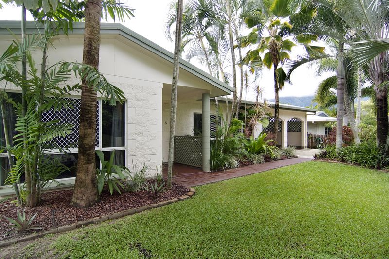 Quiet Close,Great Home, Good Size Block, WOW!! Picture 2