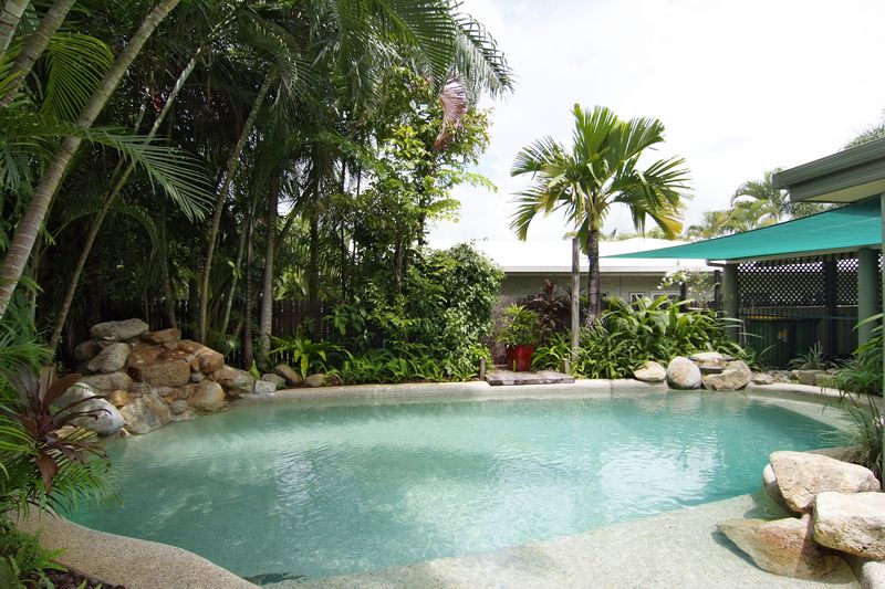 Quiet Close,Great Home, Good Size Block, WOW!! Picture 3