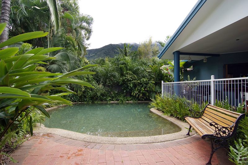 GORGEOUS, PRIVATE FAMILY HOME WITH EXTRAS! Picture 3