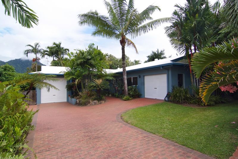 GORGEOUS, PRIVATE FAMILY HOME WITH EXTRAS! Picture 1