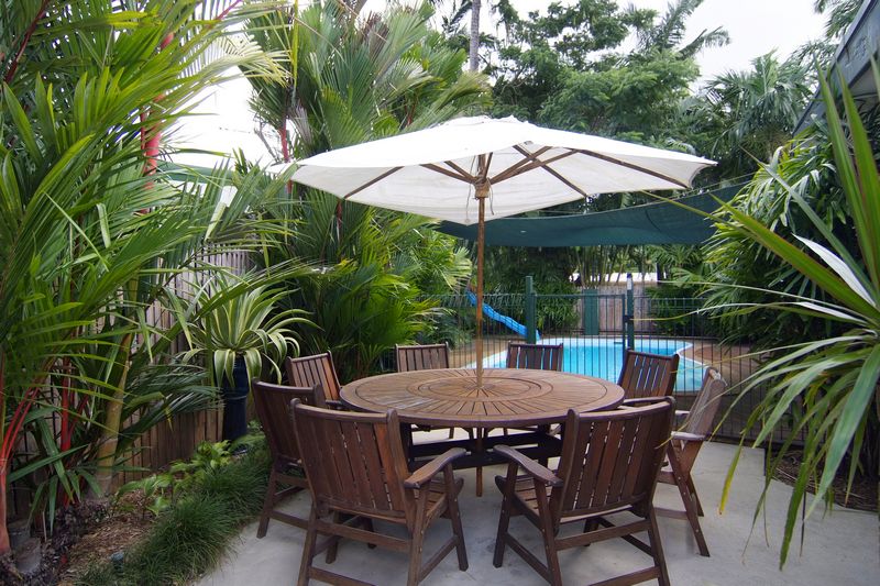 MASSIVE FAMILY HOME WITH POOL!! Picture 3