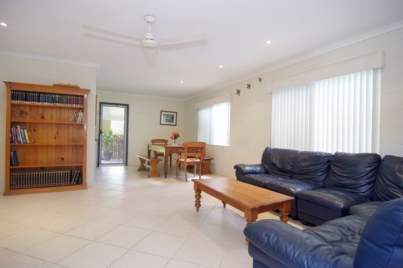 MASSIVE FAMILY HOME WITH POOL!! Picture 2