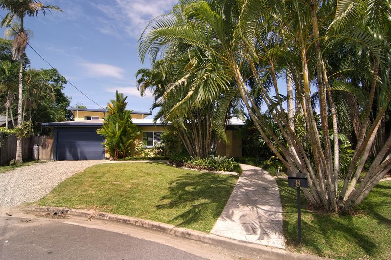 MASSIVE FAMILY HOME WITH POOL!! Picture 1