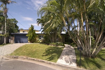 MASSIVE FAMILY HOME WITH POOL!! Picture