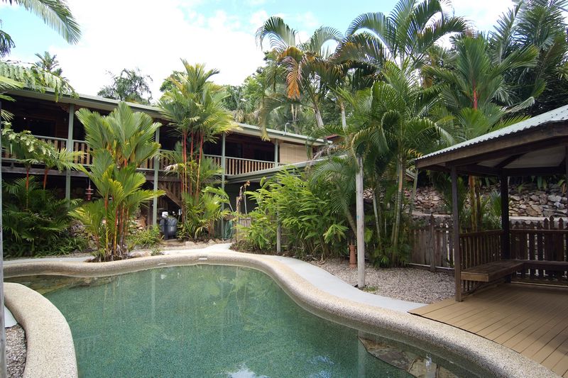 LEAFY, PRIVATE, TIMBER ENTERTAINER Picture 1