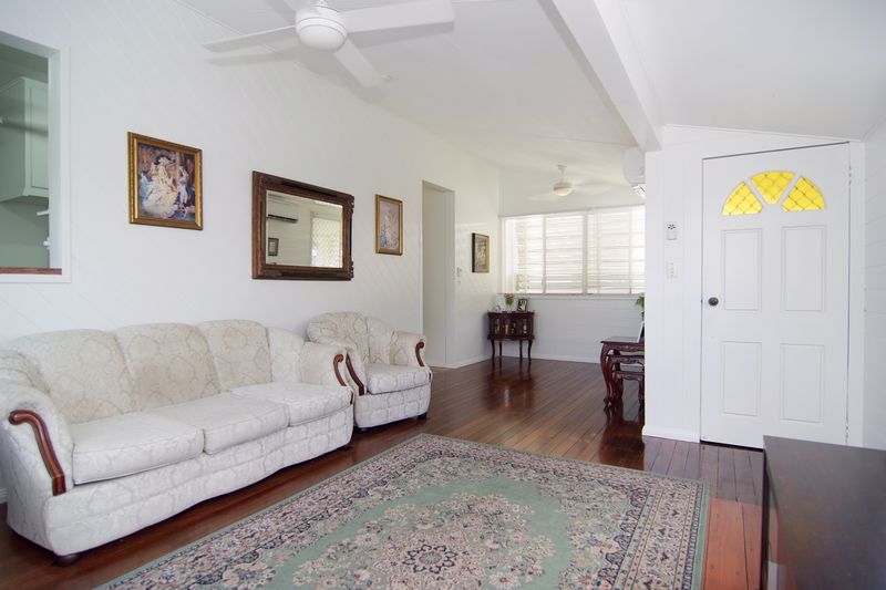 STUNNING HIGH SET IN THE HEART OF EDGE HILL Picture 3