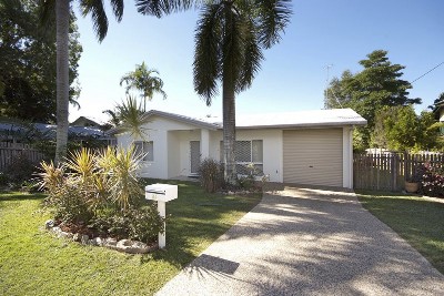 ABSOLUTELY IMMACULATE - CLOSE TO CITY! Picture