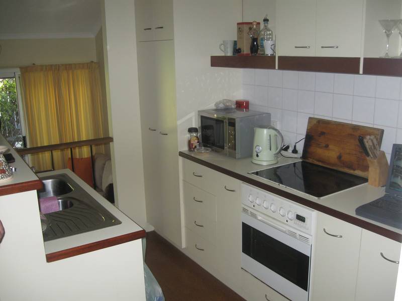 LOOKING FOR A STYLISH TOWNHOUSE CLOSE TO EVERYTHING? Picture 3