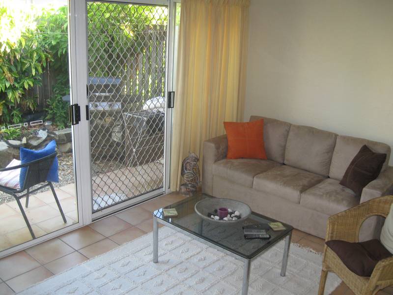 LOOKING FOR A STYLISH TOWNHOUSE CLOSE TO EVERYTHING? Picture 2