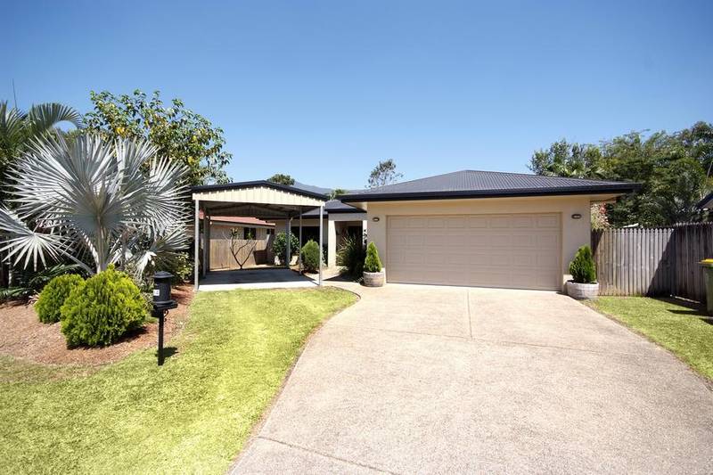 CONTEMPORARY, IMMACULATE, WITH THE LOT!! Picture 2