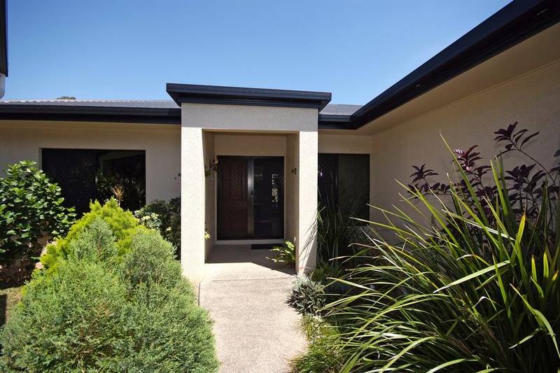 CONTEMPORARY, IMMACULATE, WITH THE LOT!! Picture 1