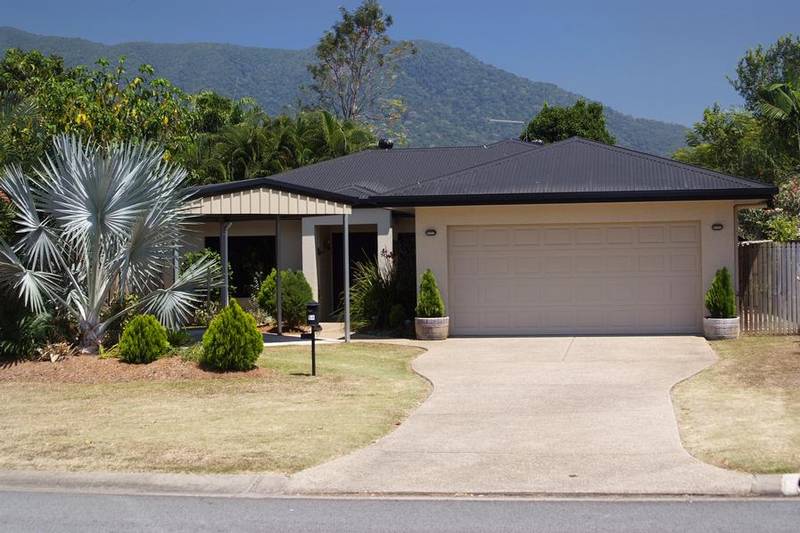 CONTEMPORARY, IMMACULATE, WITH THE LOT!! Picture 3