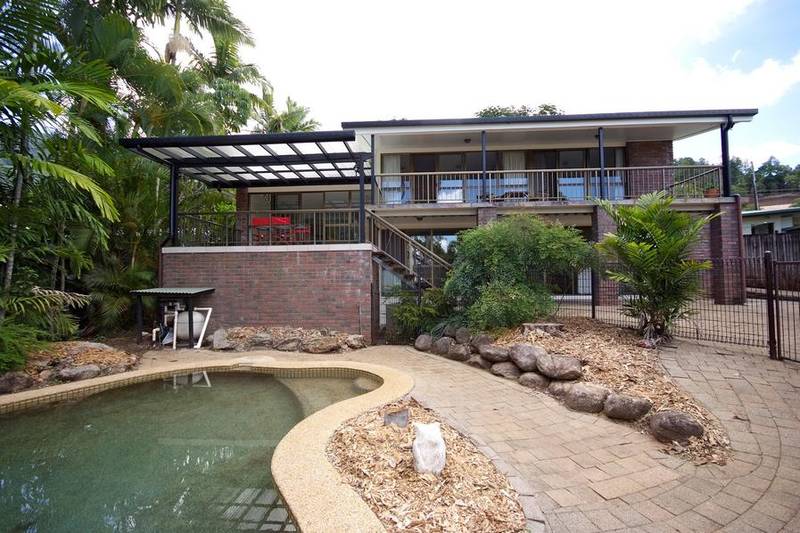 STUNNING 3 LEVEL BAYVIEW HEIGHTS HOME! Picture 1
