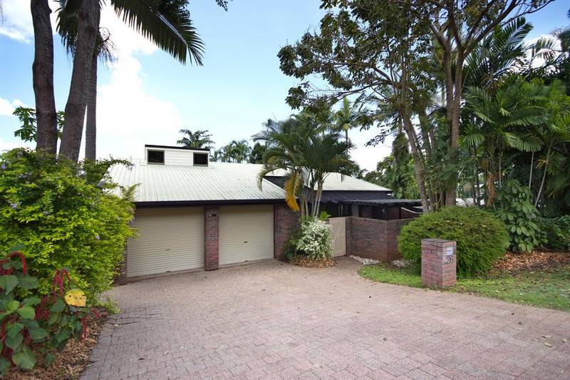 STUNNING 3 LEVEL BAYVIEW HEIGHTS HOME! Picture 2