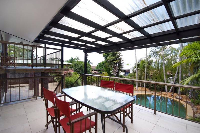 STUNNING 3 LEVEL BAYVIEW HEIGHTS HOME! Picture 3