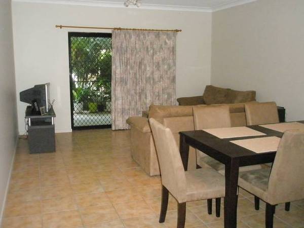 TRENDY STRATFORD UNIT - WOW! Picture 2