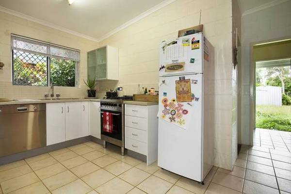 HIDDEN GEM - PET FRIENDLY - 5 MINS TO CITY - NO BODY CORP Picture 2