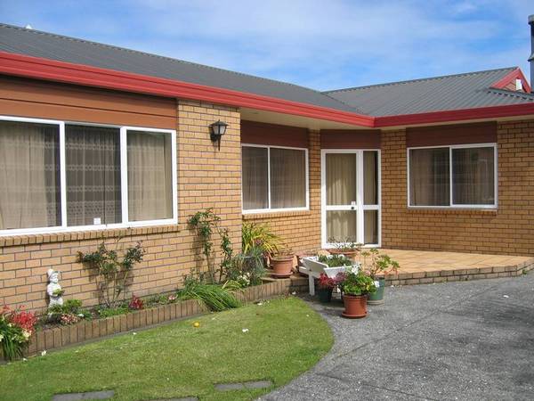 The Living is Easy! Picture 2