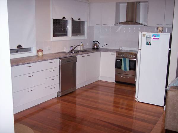 MODERN HOME IN EXCELLENT LOCATION Picture 3