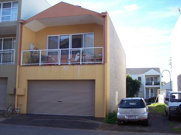 Under Offer. Picture