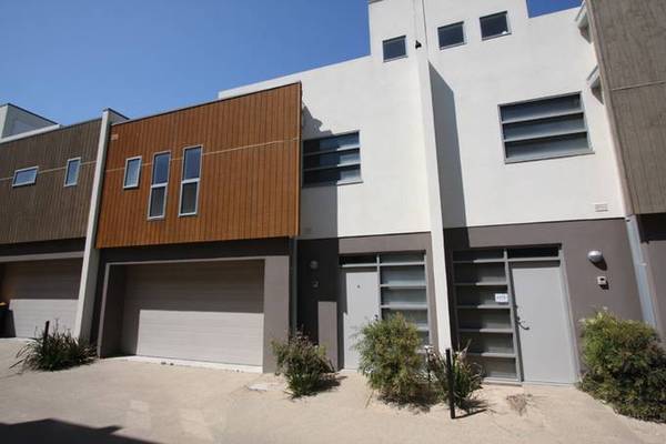 Beachside Tri Level Townhouse Picture 1