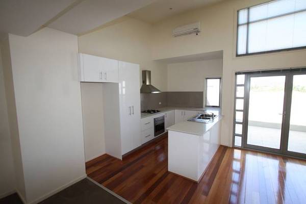 Beachside Tri Level Townhouse Picture 3