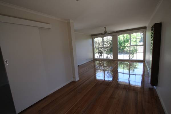 Walk to Railway Station, Beach and Shops Picture