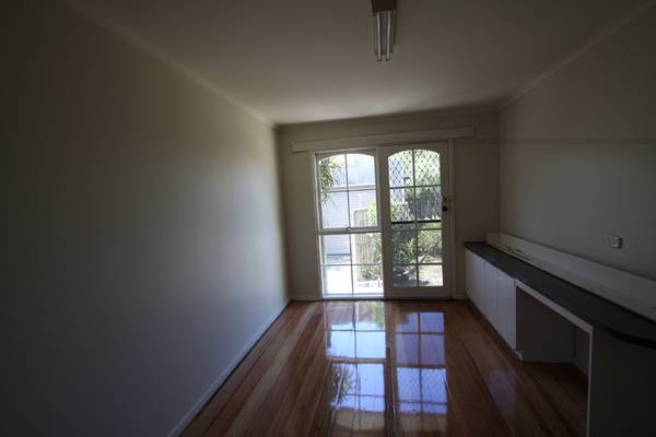 Walk to Railway Station, Beach and Shops Picture