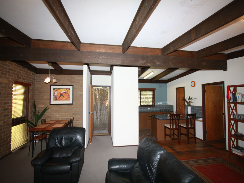 RED HOT BEACHSIDE 4 BEDROOM Picture 2