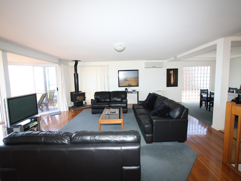 Absolute Beachfront Family Home Picture 2