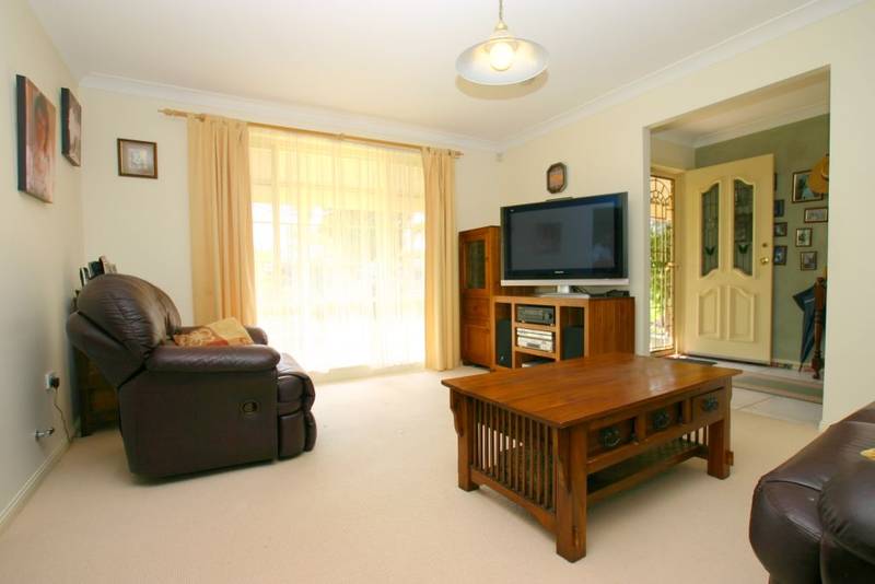 URGENT SALE - OWNER BOUGHT ELSEWHERE - MUST SELL Picture 3