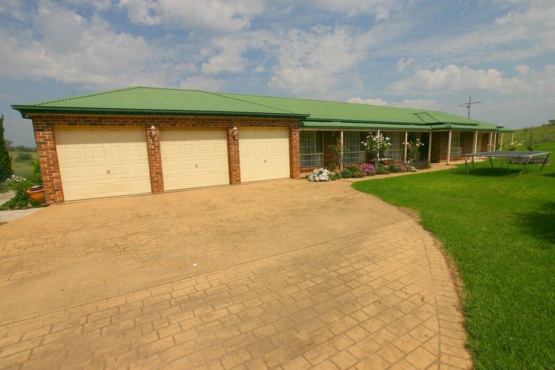 URGENT SALE - OWNER BOUGHT ELSEWHERE - MUST SELL Picture 1